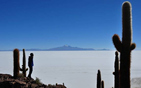 Admirando o salar do alto da Isla Incahuasi, no Salar de Uyuni, na Bolívia